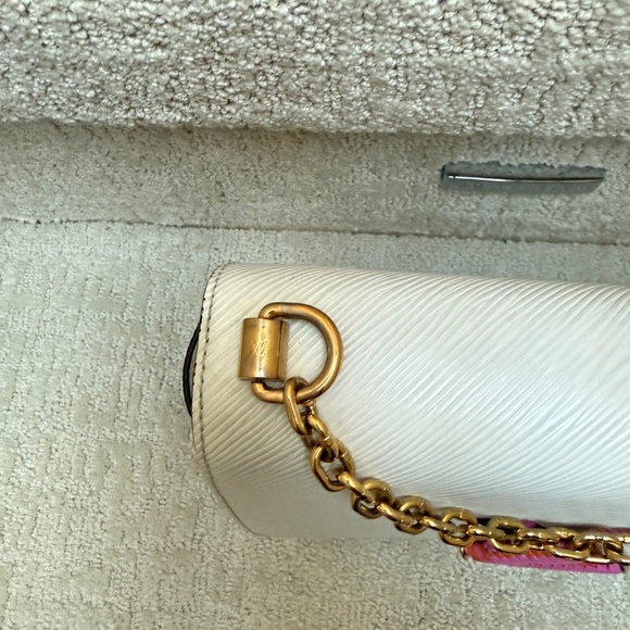 Louis Vuitton Twist MM Bag in white EPI Leather with Pink & Orange Accents - Picture 7 of 16